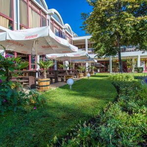 зелена градина към хотел Лонгоза Слънчев бряг