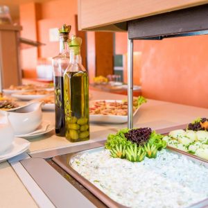 храна на блок маса в хотел Лонгоза